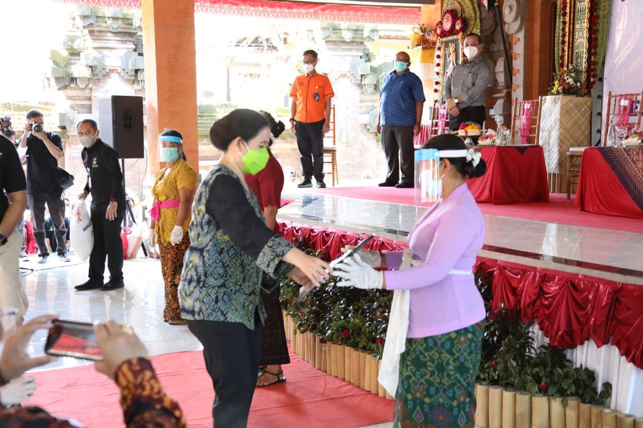 podiumnews.com-Puan Maharani Serahkan BST, BSB dan Sembako di Abiansemal